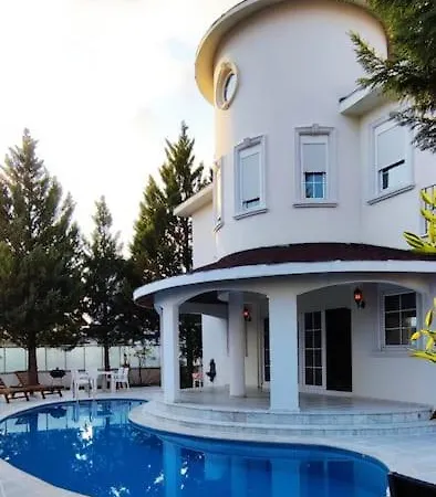 Beautiful With Swimming Pool & Garden וילה באלאק