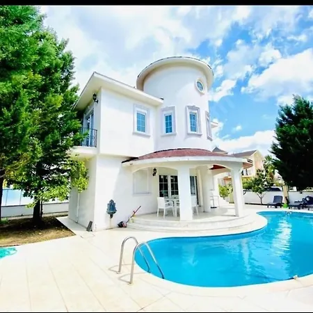 Beautiful With Swimming Pool & Garden וילה באלאק