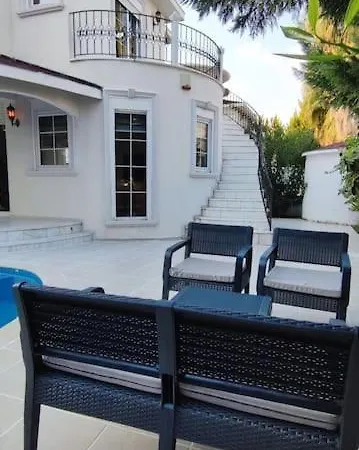 Beautiful With Swimming Pool & Garden *