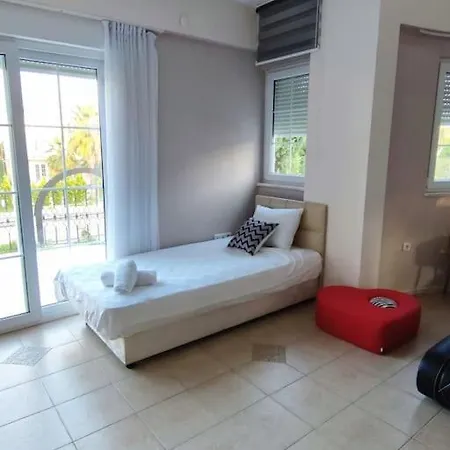 Beautiful With Swimming Pool & Garden באלאק