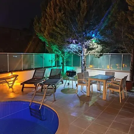 Beautiful With Swimming Pool & Garden * באלאק