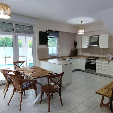 Beautiful With Swimming Pool & Garden