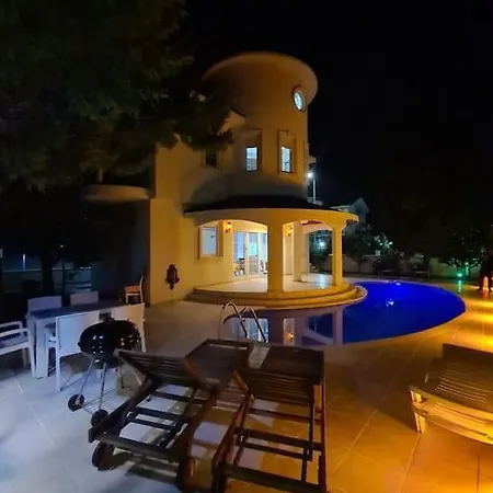 Beautiful With Swimming Pool & Garden *
