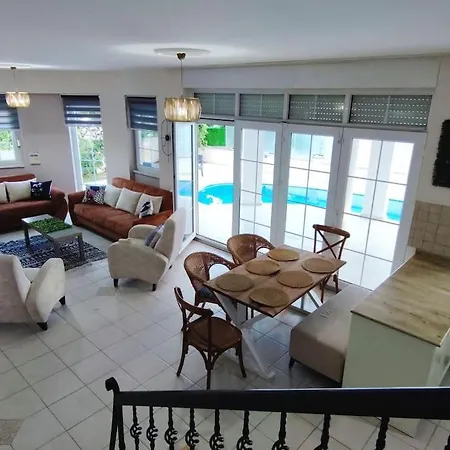 Beautiful With Swimming Pool & Garden *