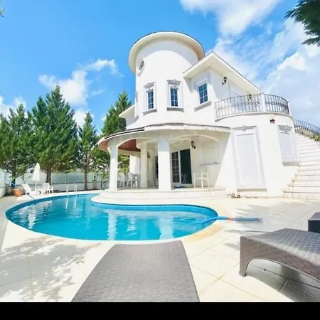 Villa Beautiful With Swimming Pool & Garden *