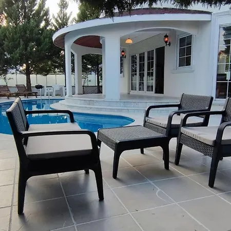 Beautiful With Swimming Pool & Garden ヴィラ